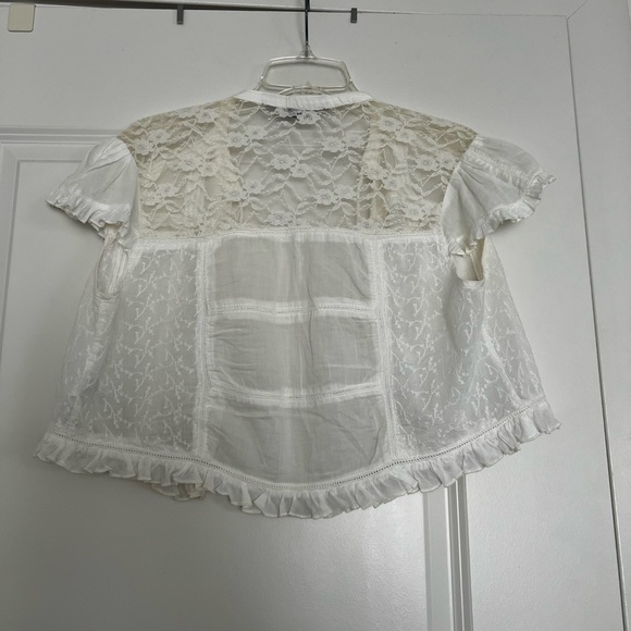 Chic White Ruffled Blouse - Picture 4 of 6